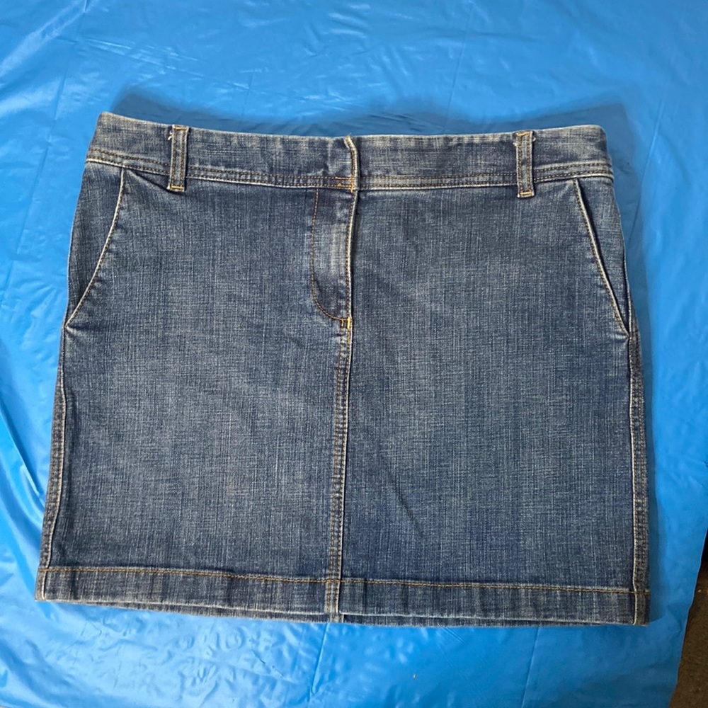 Ann Taylor Loft Jean skirt. Size 8